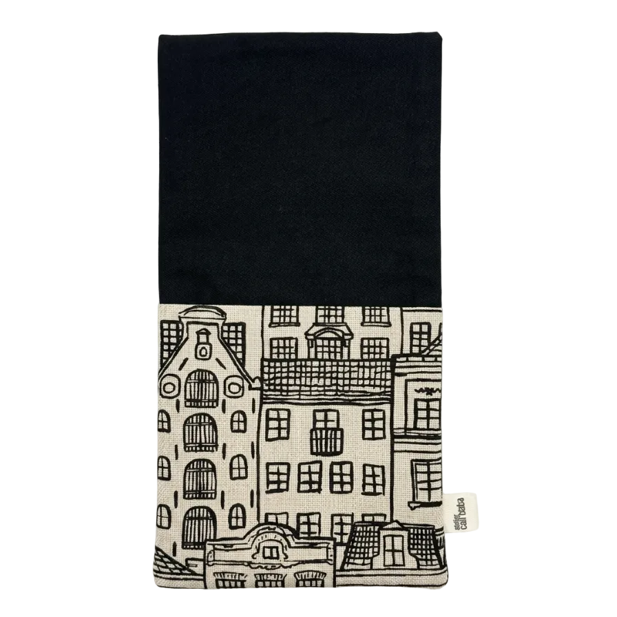 Servilleta con bolsillo doble tejido en algodón perfecta para vestir la mesa con estilo y personalidad. Diseño elegante y funcional para cenas especiales, brunch y sobremesas con carácter de Better Call Maca.estampado de casitas beige y negro y reves e interior negro