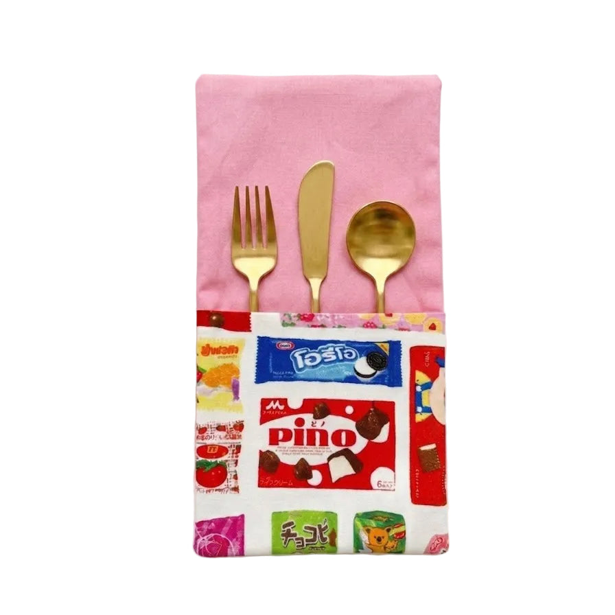 servilleta con bolsillo poara cubiertos, en estampado de chocolatinas combinado con algodón rosa