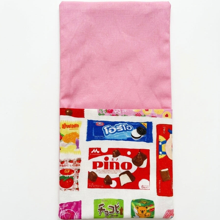 servilleta con bolsillo poara cubiertos, en estampado de chocolatinas combinado con algodón rosa y reversible 