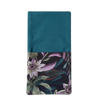 servilleta de algodón en azul petroleo con bolsillo estampado de flores passifloras en tonos verdes y malvas