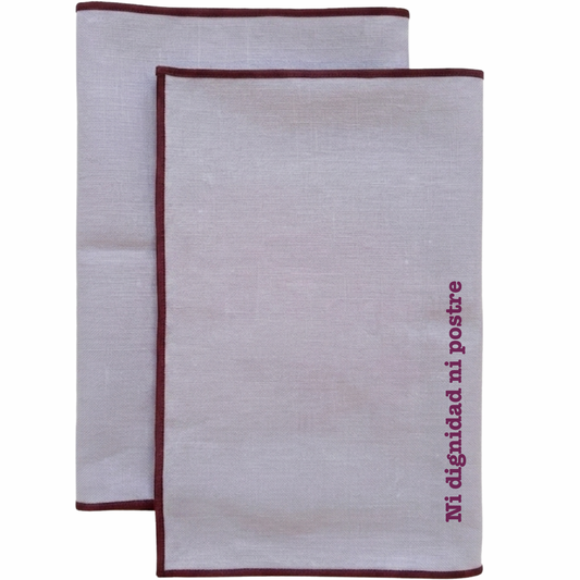 servilleta de lino lila y ribete granate y frases personalizadas 