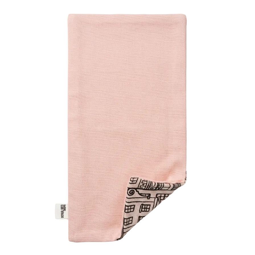 servilletas reversibles hechos para mesas con historia. Diseño artesanal, carácter y frases que hablan por ti. Porque una buena sobremesa empieza aquí.
manteles combinados con servilletas negros y estampado de casitas.