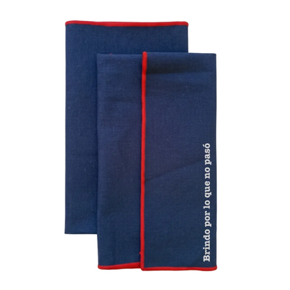 pack dos servilletas de mezcla de lino azules marinas con ribete rojo  personalizares con frase en beige