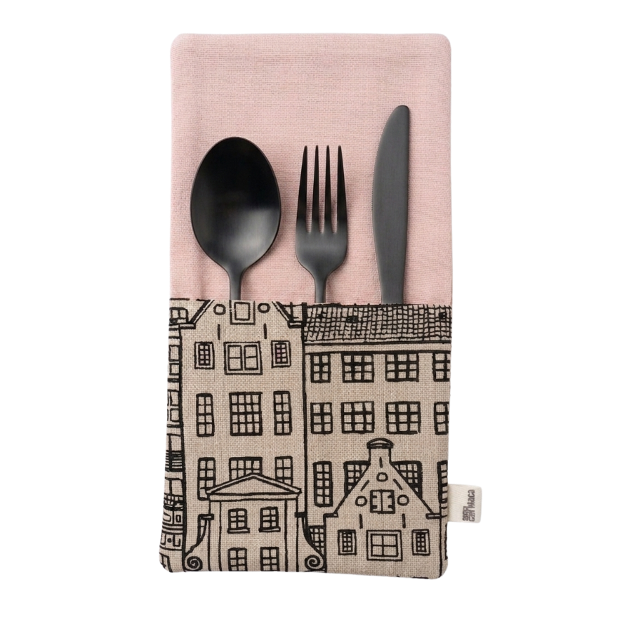 servilletas reversibles hechos para mesas con historia. Diseño artesanal, carácter y frases que hablan por ti. Porque una buena sobremesa empieza aquí.
manteles combinados con servilletas melocotón  y estampado de casitas.