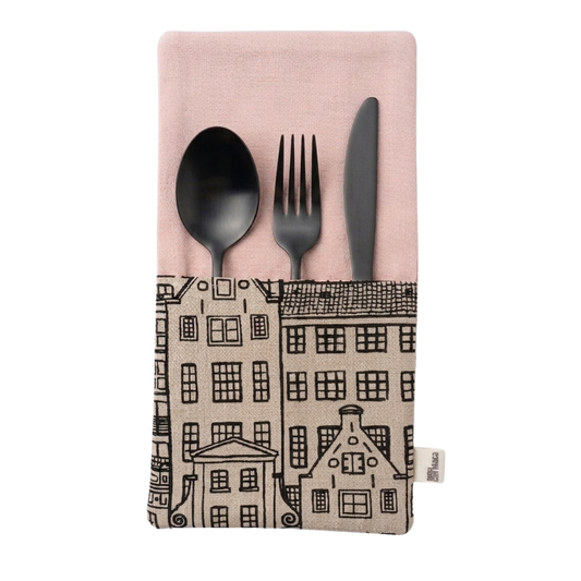 servilletas reversibles hechos para mesas con historia. Diseño artesanal, carácter y frases que hablan por ti. Porque una buena sobremesa empieza aquí.
manteles combinados con servilletas melocotón  y estampado de casitas.