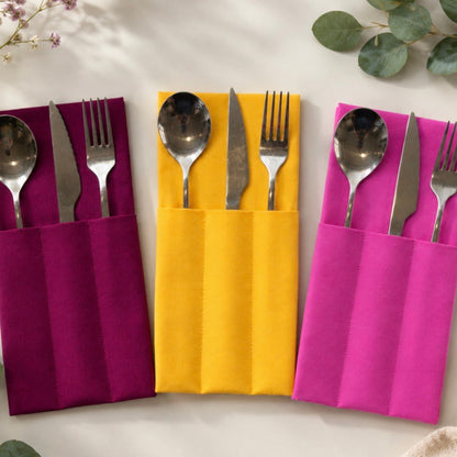 servilletas en tres colores con compartimentos para cubiertos 
