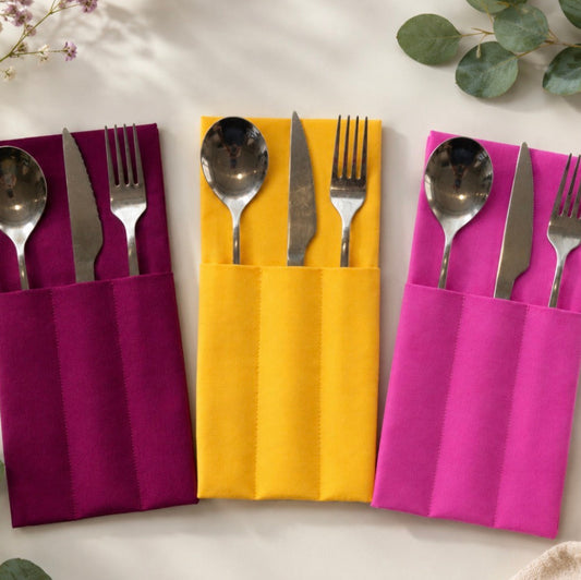 servilletas en tres colores con compartimentos para cubiertos 