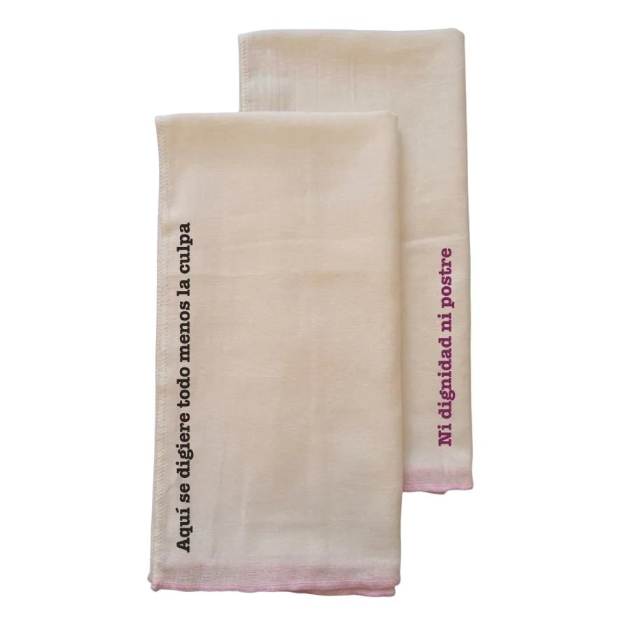 pack de dos servilletas de algodón blanco con ribete rosa claro y personalizares con frase de vinilo
