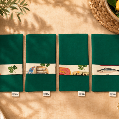 servilleta con guardascubiertos en tejido de algún verde reversible y tira en ella estampada de algodon beige con dibujos de sardinas y latas
