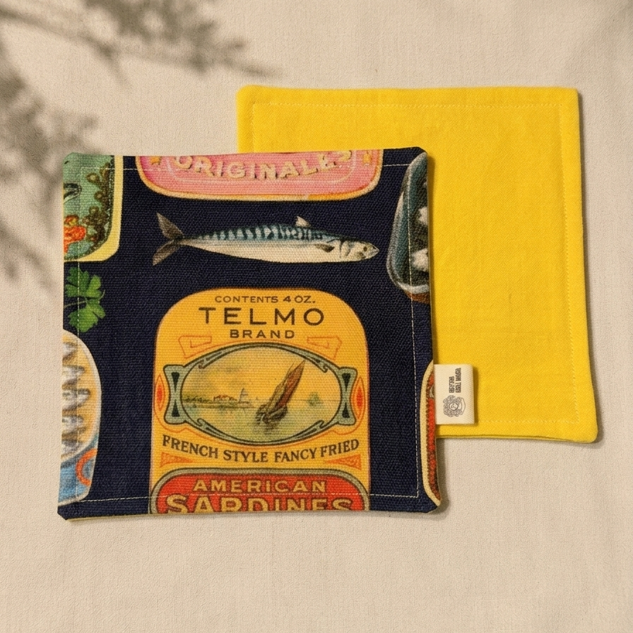 servilletas de coctel azul marino con estampado de latas y reves amarillo
