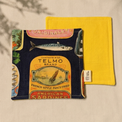 servilletas de coctel azul marino con estampado de latas y reves amarillo