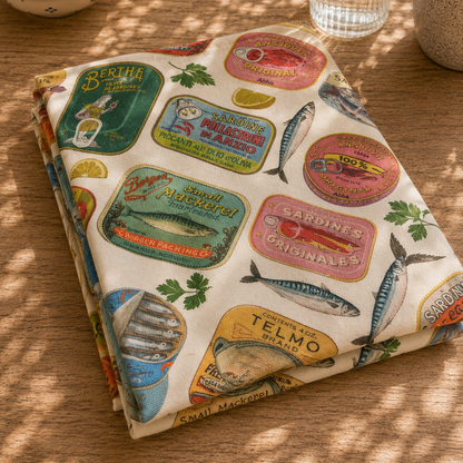 tejido de algodon con estampado de latas y sardinas en mesa de madera 
